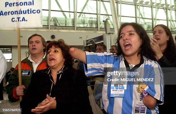 Monica Riquelme , an employee of Aerolineas Argentinas , sings in the central hall of the Ezeiza Airport in Buenos Aires, Argentina , 13 June 2001,...