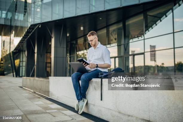 Man Outside Computer 9,878 Computer Laptop Tablet Stock Photos, High-Res Pictures, and ...