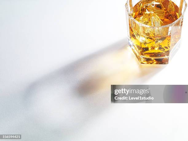 light through a whiskey - glass shadow stockfoto's en -beelden