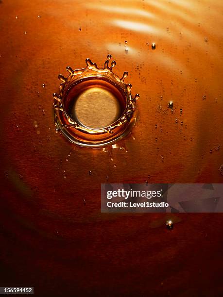 splashing of coffee creating the form of the crown - coffee splash stockfoto's en -beelden