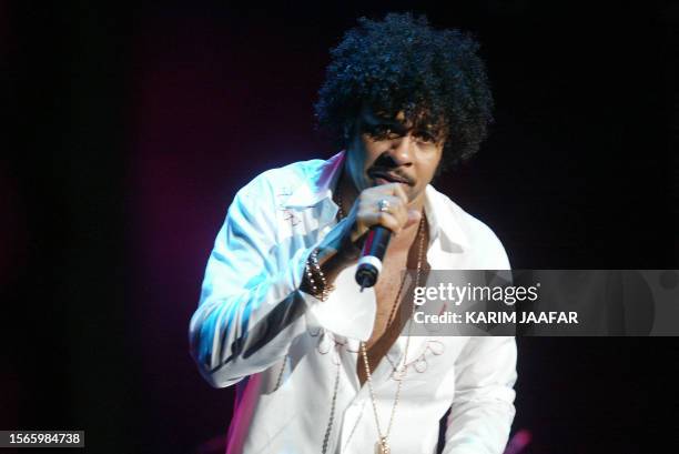 Singer Shaggy performs at the Ritz-Carlton Hotel in Doha 09 December 2002 as part of the Qatar Sports Exhibition currently held in the Qatari...