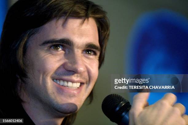 The Colombian singer/song writter Juanes speaks to the press 13 September 2002 at the San Rafael hotel in Heredia, Costa Rica. AFP PHOTO/Teresita...