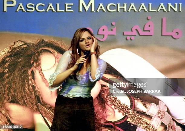 Lebanese singer Pascale Machaalani performs 30 August 2002 during a meeting with the press organized at Virgin Mega stores in Beirut to promote her...