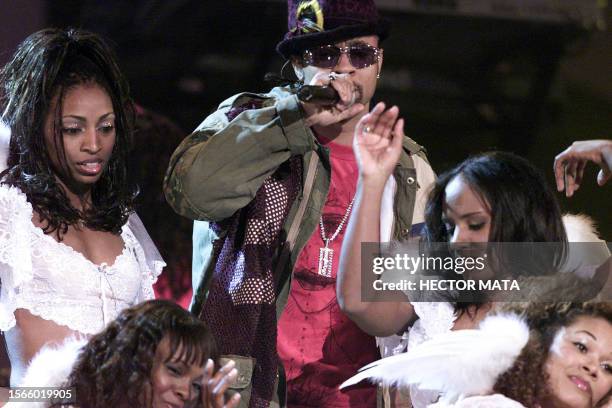 Singer Shaggy performs during the 29th Annual American Music Awards at the Shrine Auditorium in Los Angeles 09 January 2002. AFP PHOTO/Hector MATA