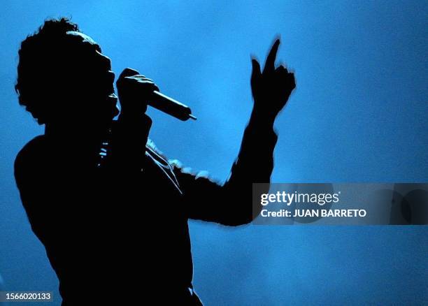 Singer Julio Briceno is seen in concert 15 March 2002 in Caracas, Venezuela. El cantante venezolano Julio Briceno del grupo Amigos Invisibles,...