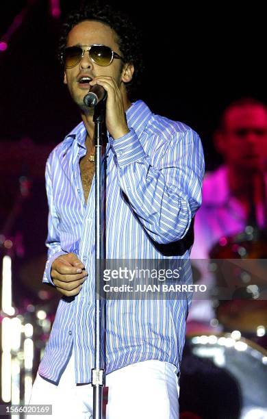 Singer Julio Briceno is seen in concert 15 March 2002 in Caracas, Venezuela. El cantante venezolano Julio Briceno del grupo Amigos Invisibles,...