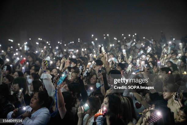 1,153 Concert Crowd Mobile Phones Stock Photos, High-Res Pictures, and ...