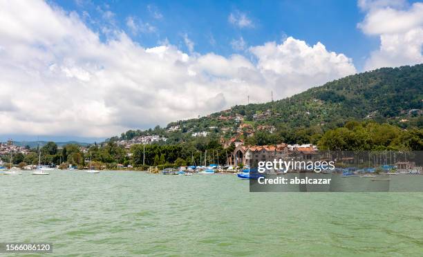 lago y pueblo valle de bravo - estado de méxico fotografías e imágenes de stock