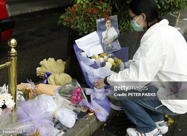 Fan of Canto-pop singer and actor Leslie Cheung places flowers and a message outside the Mandarin Hotel in Central business district 02 April 2003,...