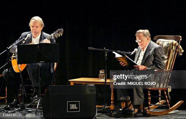 Uruguayan writer Mario Benedetti, reads poems 18 December 2002 in Montevideo, during a music and poetry recital "In two voices" that he presents...