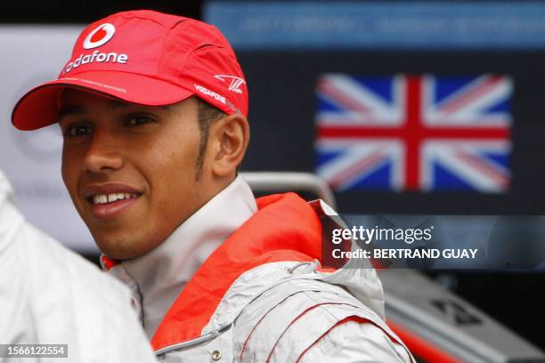 British McLaren-Mercedes driver Lewis Hamilton chats with mechanics in the pits of the Silverstone racetrack, 05 July 2007 in Silverstone, three days...