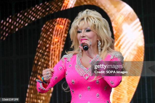 Dolly Rapper Female 18,000 Dolly Parton Pics Stock Photos, High-Res Pictures, and Images ...