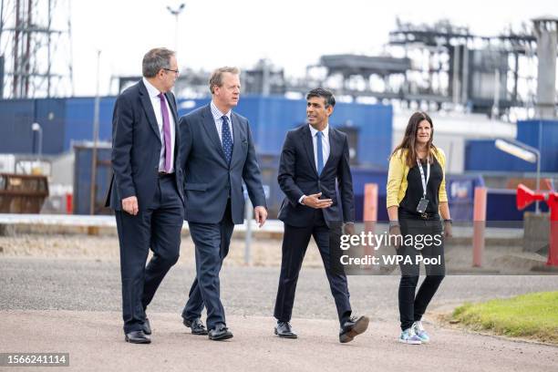 Shell Senior Vice President Simon Roddy, Secretary of State for Scotland Alister Jack, Prime Minister Rishi Sunak and Plant Manager Kerry O'Neill...