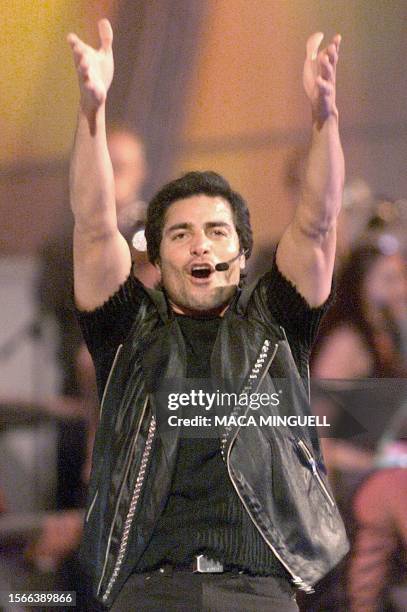 El puertoriqueño Chayanne canta el 25 de Febrero de 2002 en el Festival de la Canción de Viña del Mar, Chile, el 22 de febrero de 2002. AFP...