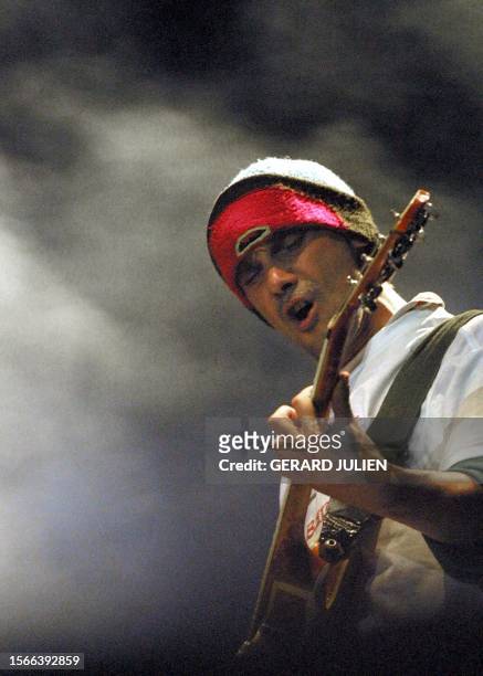 El cantante francés Manu Chao brinda un concierto el 18 de julio de 2001 en Génova, Italia. AFP PHOTO/Gerard Julien