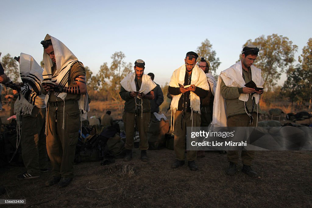 Israeli Military Gathers on Gaza Border as Air Strikes Intensify