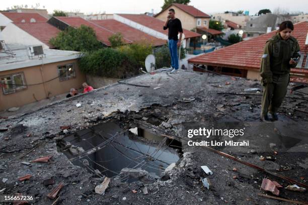 Israelis inspect the damage to a house that was hit by a rocket fired by Palestinian militants from the Gaza Strip on November 18, 2012 in Ofakim,...