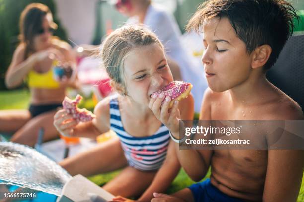 mehrgenerationenfamilie, die am rande sitzt - boy and girl eating ice cream stock-fotos und bilder