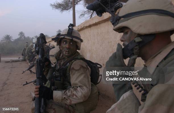 The War In Iraq With Scouts Of 41th Regiment Infantry. La bataille de AS-SAMAWAH : le sergent LOVELL à côté d'un soldat en liaison radio avec les...