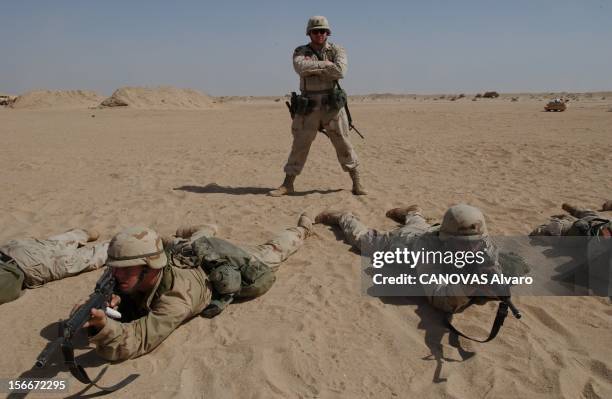 Iraqi Crisis: The 41st American Infantry Battalion In Kuwait. Exercice dans le désert pour les hommes de la compagnie Bravo du 41e Bataillon...