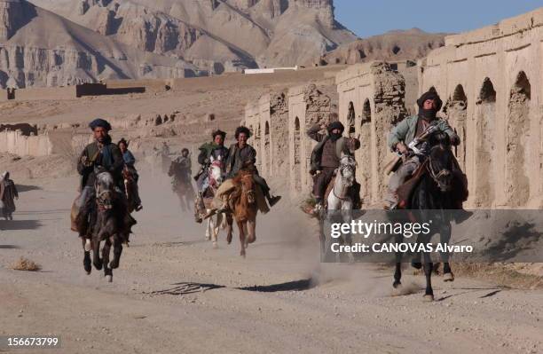 Afghanistan: Hazaras The Bamiyan Region Drive Out The Taliban. Afghanistan, novembre 2001 : les Hazaras chiites du Hezb-i-Wahdat reprennent Bamiyan...