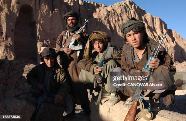 Afghanistan: Hazaras The Bamiyan Region Drive Out The Taliban. Afghanistan, novembre 2001 : les Hazaras chiites du Hezb-i-Wahdat reprennent Bamiyan...