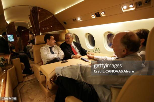 Sarkozy - Raffarin Toghter To Defend The Yes For The Constitution. Dans le Falcon 900 qui les ramène de POITIERS, Jean-Pierre RAFFARIN et Nicolas...