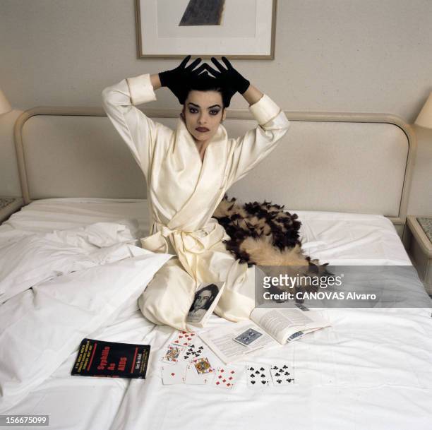 Nina Hagen. Le 20 avril 1994, Nina HAGEN, chanteuse, portant un peignoir, posant sur un lit avec des livres, des cartes à jouer.