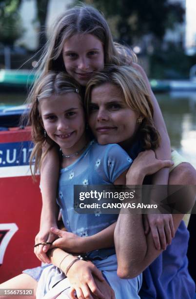 Mariel Hemingway In London With Her Daughters Dree And Langley Crisman. En Angleterre, à Londres, le 16 juillet 1999, Mariel HEMINGWAY, actrice et...