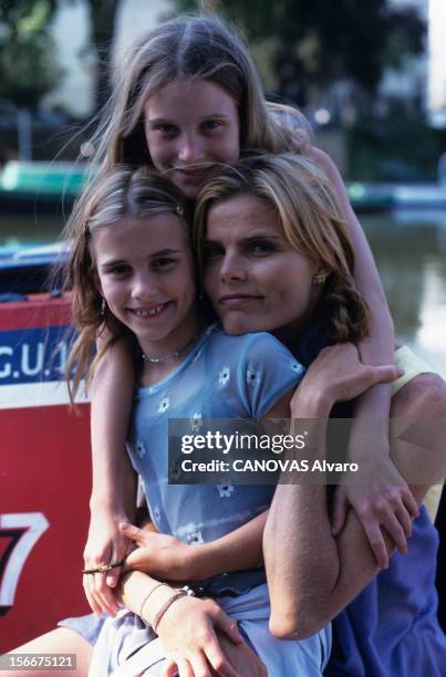 Mariel Hemingway In London With Her Daughters Dree And Langley Crisman. En Angleterre, à Londres, le 16 juillet 1999, Mariel HEMINGWAY, actrice et...