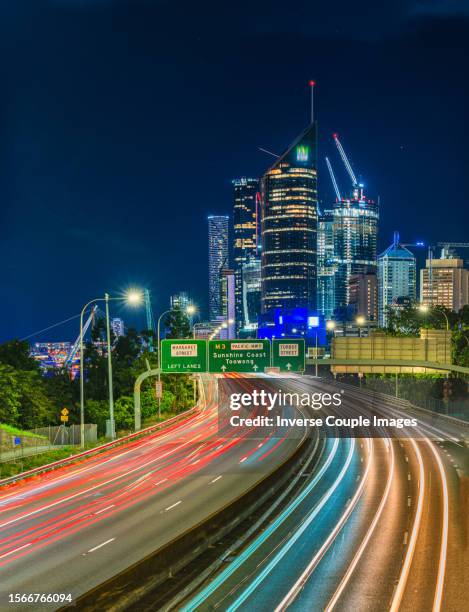 landscape and cityscape scene of express way at twilight time in brisbane, queensland, australia - australian bus driver stockfoto's en -beelden