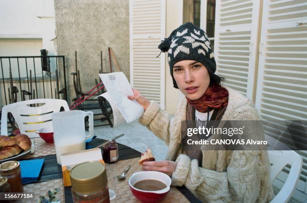 Agency Elite Young Models Hosted At The Villa 'bonheur'. Paris, octobre 1997. Les jeunes mannequins de l'agence ELITE à Paris pour les collections de...