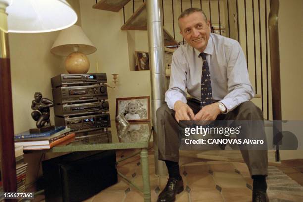 Rendezvous With Francois Leotard. Paris, 3 mars 2000, l'homme politique Francois LEOTARD dans son appartement duplex du VIIème arrondissement, à...
