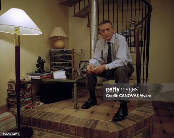 Rendezvous With Francois Leotard. Paris, 3 mars 2000, l'homme politique Francois LEOTARD dans son appartement duplex du VIIème arrondissement, à...