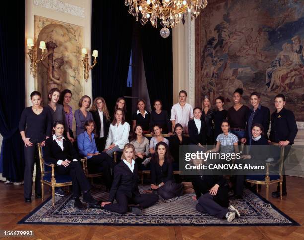 Beginners Ball At The Hotel Crillon. Paris- décembre 1998- A l'occasion du Bal des Débutantes à l'hôtel de Crillon, photographie de groupe, en tenue...