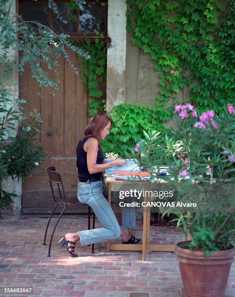 Rendezvous With Laure Adler In Her Farmhouse In Provence. Saint-Rémy- de-Provence - Portrait de la journaliste Laure ADLER de profil, chez elle,...