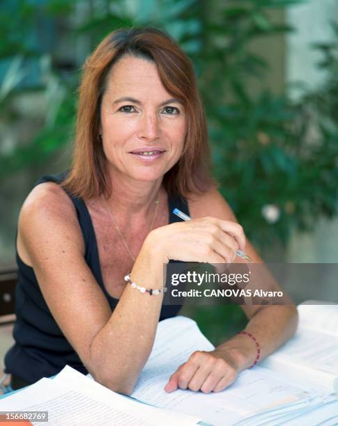 Rendezvous With Laure Adler In Her Farmhouse In Provence. Saint-Rémy- de-Provence - Portrait de la journaliste Laure ADLER chez elle, travaillant...