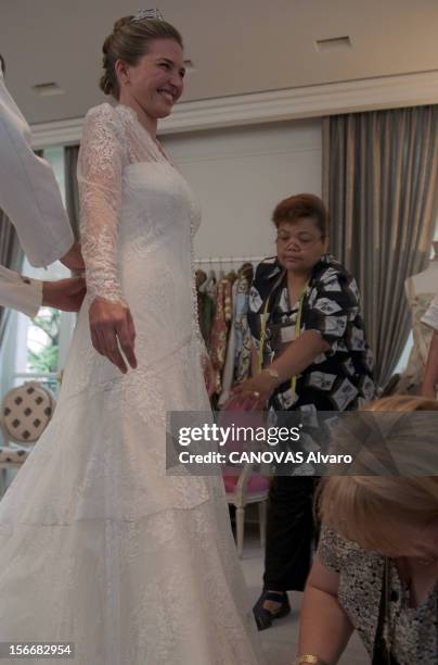 Adelaide Of Orleans Marries Pierre-louis Dailly. Paris, mai 2002. Adélaïde D'ORLEANS, petite-fille du comte de Paris essaye chez DIOR sa robe de...