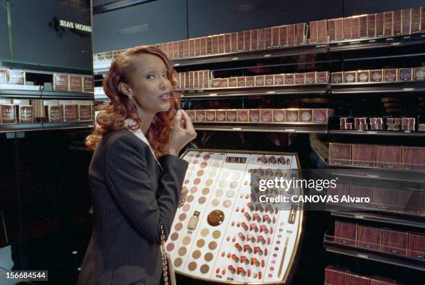 Rendezvous With Iman. Paris, 4 juin 1998, l'ex-top-model IMAN à l'occasion du lancement de sa ligne de cosmétiques adaptés à toutes les couleurs de...