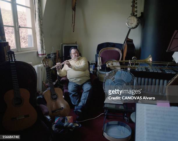 Rendezvous With Raymond DEVOS. A Saint-Rémy-lès-Chevreuse, en septembre 2000, portrait de l'humoriste Raymond DEVOS chez lui dans sa maison, jouant...
