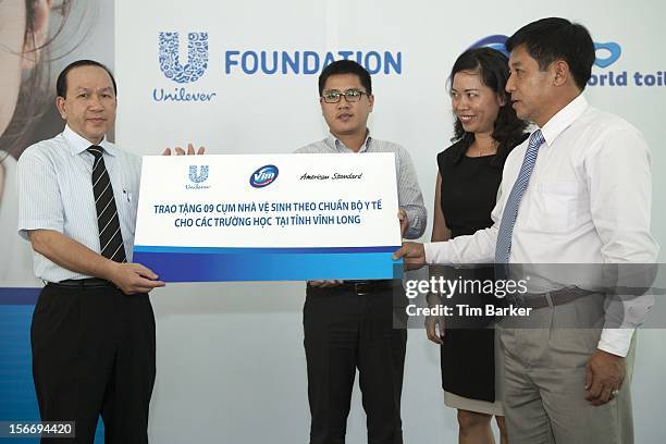 Deputy Director of the Ministry of Education and Training Southern Vietnam Ha Huu Phuc, Product Manager of American Standard Hoang Ngoc Minh,...