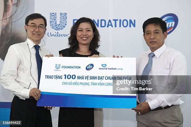 Of World Toilet Organisation Jack Sim, Marketing Vice President of Unilever Vietnam Nguyen Thi Bich Va and Chief of Staff Vinh Long Peoples Commitee...