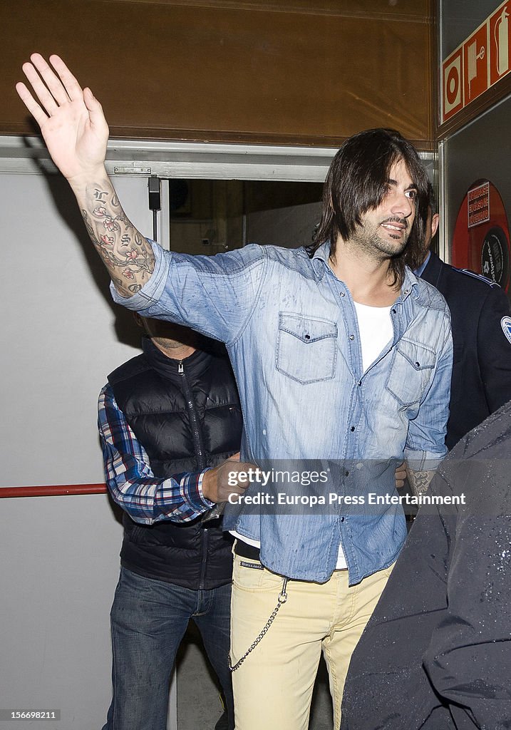 Melendi Signs Copies Of His New Album