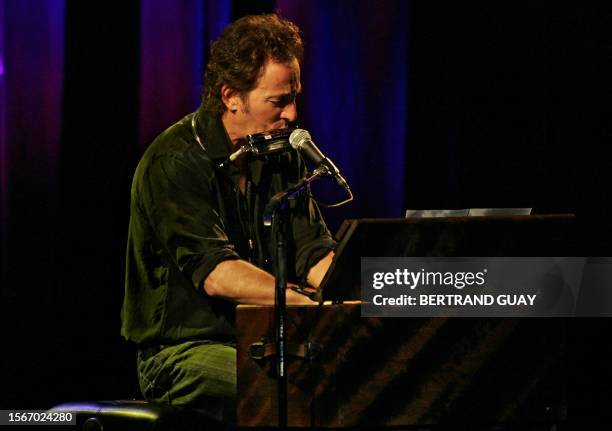 Bruce Springsteen 2005 661 Bruce Springsteen 2005 Stock Photos, High-Res Pictures, and Images ...