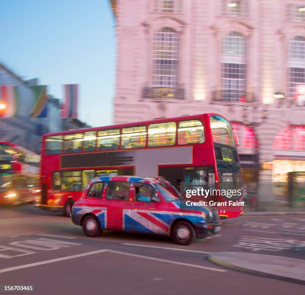 piccadilly circus, london cab and bus - bandiera inglese foto e immagini stock