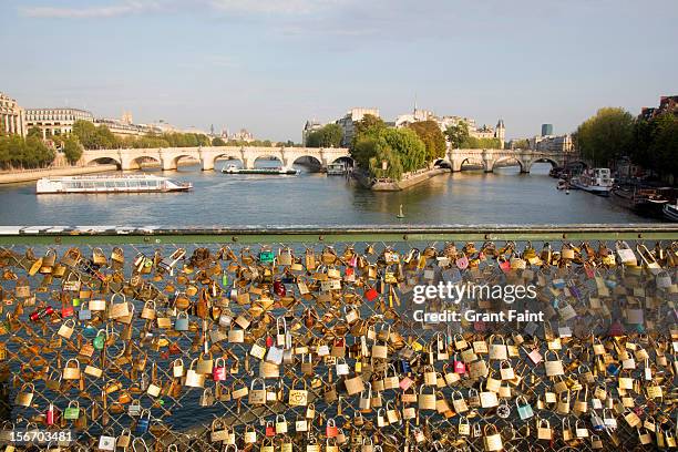 love locks  on pont des arts, paris - le pont des arts and the love padlocks in paris stock-fotos und bilder