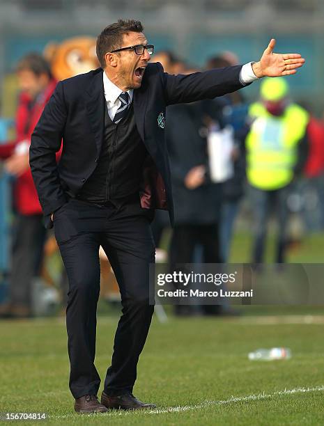 Sassuolo manager Eusebio Di Francesco shouts to his players during the Serie B match between Brescia Calcio and US Sassuolo at Mario Rigamonti...