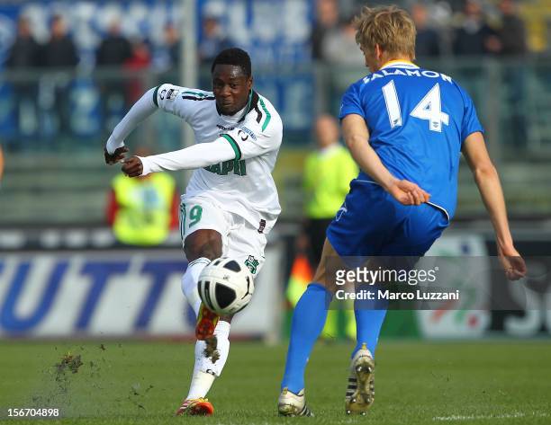 Richmond Boakye of US Sassuolo is challenged by Bartosz Salamon of Brescia Calcio during the Serie B match between Brescia Calcio and US Sassuolo at...
