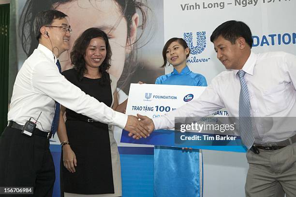 Product Manager of American Standard Mr. Hoang Ngoc Minh, Deputy Director of Environmental Management Department at the Vietnam Ministry of Health...