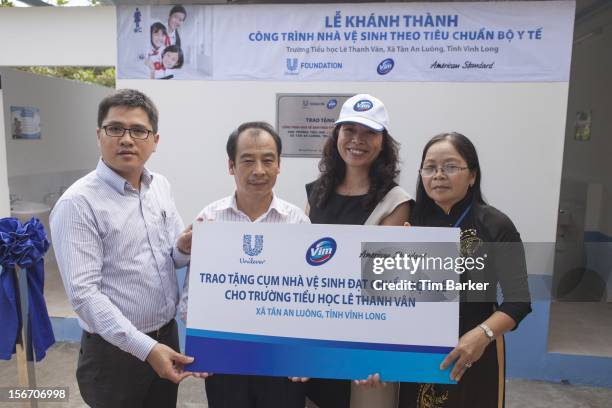 Product Manager of American Standard Hoang Ngoc Minh, Deputy Director of Environmental Management Department at the Vietnam Ministry of Health Tran...